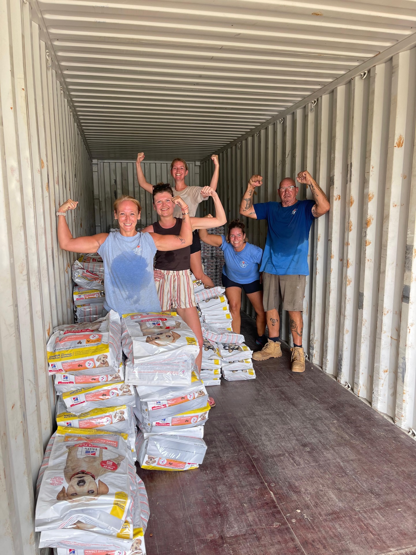 🐾💛 𝗧𝗵𝗮𝗻𝗸 𝘆𝗼𝘂, 𝗦𝘁𝗶𝗰𝗵𝘁𝗶𝗻𝗴 𝗗𝗶𝗲𝗿𝗲𝗻𝗟𝗼𝘁! 💛🐾
We are incredibly grateful for the amazing donation of no fewer than 11 pallets of dog food — both canned food and kibble — from Stichting DierenLot! 🙌
Thanks to this generous gift, we are able to:
🐶 Support many feeders who dedicate themselves daily to helping dogs on the streets.
🐶 Help people who — for various reasons — are struggling to provide enough food for their dogs at home.
With this donation, we are truly making a difference together for so many dogs who depend on support. 💕
On behalf of all the dogs (and their caretakers): thank you so much for your trust and support! 🐾
#Dankbaar #SamenSterkVoorDieren #StichtingDierenLot #hulpvoorhonden